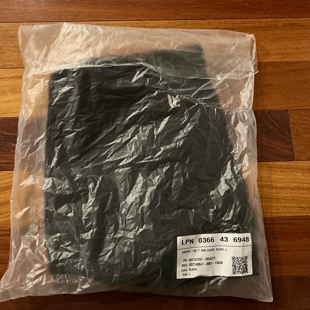 NWT Fabletics “The One 7” Shorts” (not lines), Size L